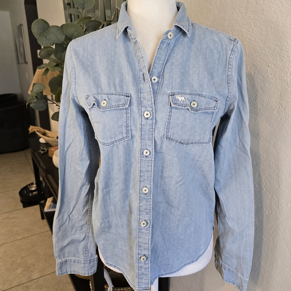 Abercrombie & Fitch Women's Light Blue Button Down Shirt Pockets S
